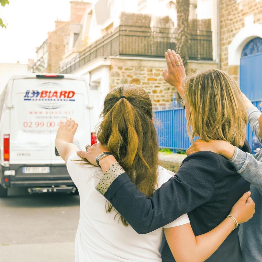 Clients saluant le camion Biard au départ