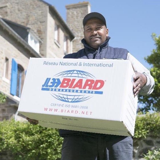 Déménageur Biard portant un carton