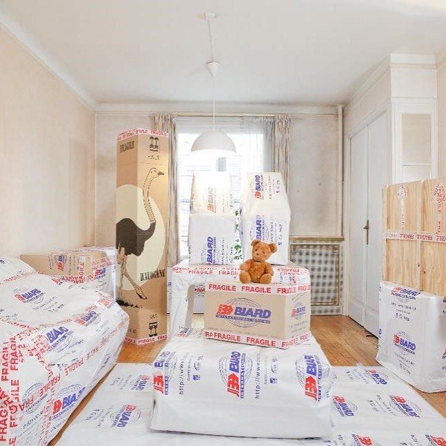 Mobilier protégé et cartons Biard dans un logement en cours de déménagement